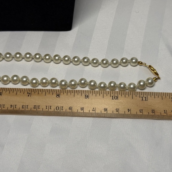 Chic Faux Pearl Necklace – Timeless Elegance on a Budget - Picture 6 of 6
